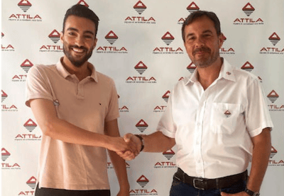 Yanis lors de la signature de sa franchise